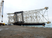 Это самый тяжелый блок на Каспии (18,2 тысячи тонн). Азербайджан, 11 декабря 2012 г.