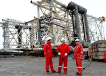 Компания BP - оператор разработки блока морских месторождений "Азери-Чираг-Гюнешли" завершила строительство опорного блока платформы в рамках Chirag oil project (увеличение добычи нефти на блоке азербайджанских месторождений "АЧГ"). Азербайджан, 11 декабря 2012 г.