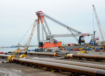 Компания BP - оператор разработки блока морских месторождений "Азери-Чираг-Гюнешли" завершила строительство опорного блока платформы в рамках Chirag oil project (увеличение добычи нефти на блоке азербайджанских месторождений "АЧГ"). Азербайджан, 11 декабря 2012 г.