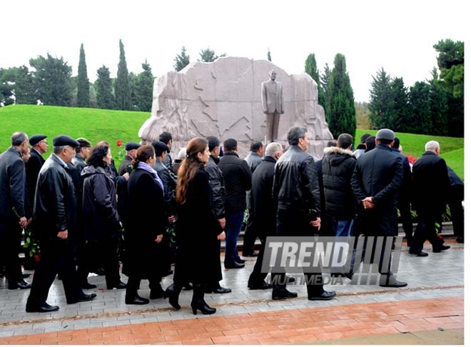 Azerbaijani public visits Alley of Honor on 9th anniversary of Heydar Aliyev’s demise. Baku, Azerbaijan, Dec.12, 2012 