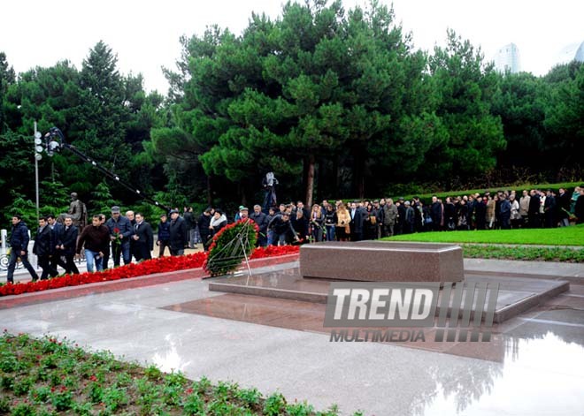 Azerbaijani public visits Alley of Honor on 9th anniversary of Heydar Aliyev’s demise. Baku, Azerbaijan, Dec.12, 2012 