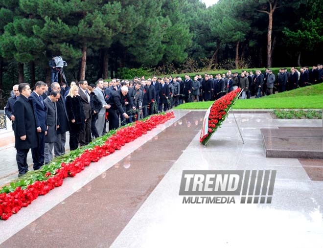 Azerbaijani public visits Alley of Honor on 9th anniversary of Heydar Aliyev’s demise. Baku, Azerbaijan, Dec.12, 2012 