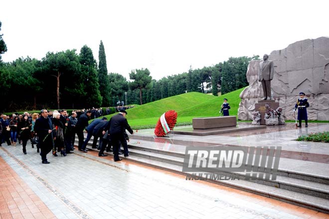 Azerbaijani public visits Alley of Honor on 9th anniversary of Heydar Aliyev’s demise. Baku, Azerbaijan, Dec.12, 2012 
