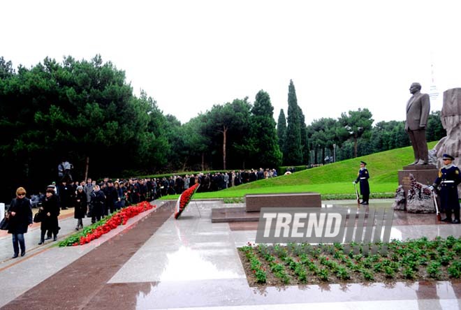 Azerbaijani public visits Alley of Honor on 9th anniversary of Heydar Aliyev’s demise. Baku, Azerbaijan, Dec.12, 2012 