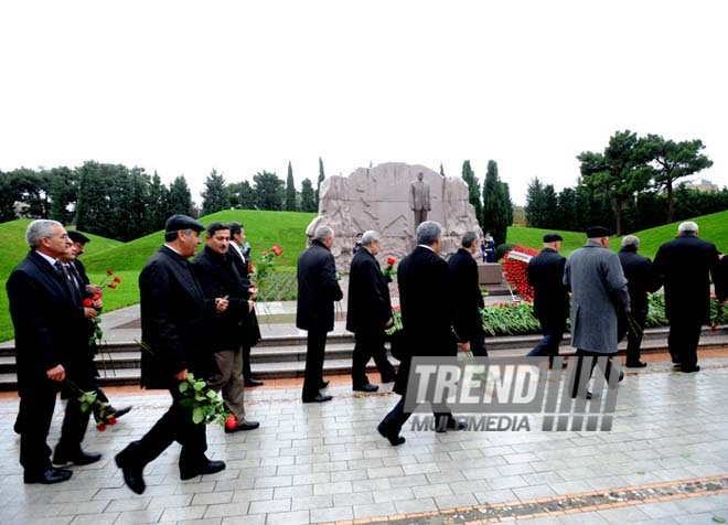 Azerbaijani public visits Alley of Honor on 9th anniversary of Heydar Aliyev’s demise. Baku, Azerbaijan, Dec.12, 2012 