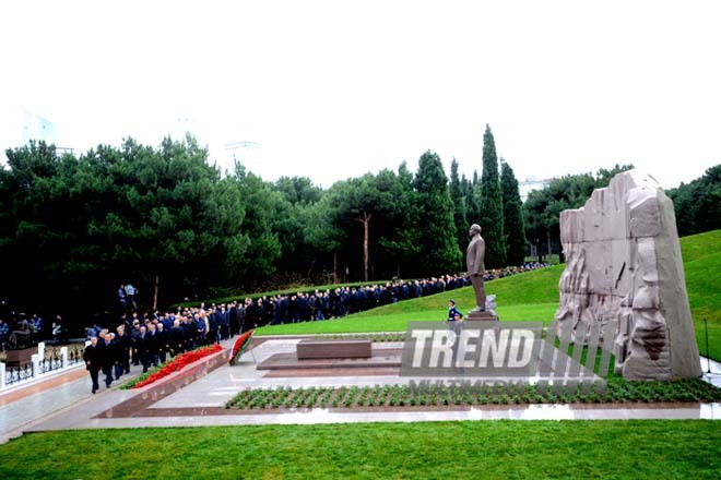 Azerbaijani public visits Alley of Honor on 9th anniversary of Heydar Aliyev’s demise. Baku, Azerbaijan, Dec.12, 2012 