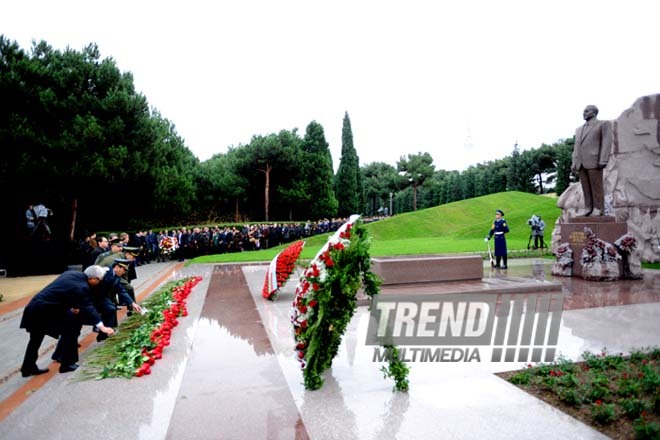Azerbaijani public visits Alley of Honor on 9th anniversary of Heydar Aliyev’s demise. Baku, Azerbaijan, Dec.12, 2012 