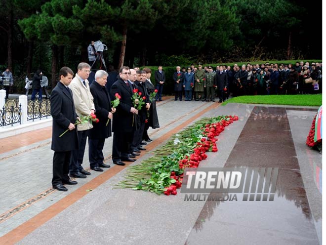 Azerbaijani public visits Alley of Honor on 9th anniversary of Heydar Aliyev’s demise. Baku, Azerbaijan, Dec.12, 2012 
