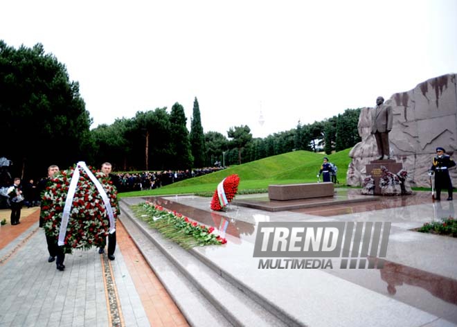 Azerbaijani public visits Alley of Honor on 9th anniversary of Heydar Aliyev’s demise. Baku, Azerbaijan, Dec.12, 2012 