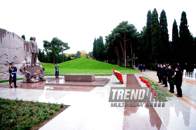 Azerbaijani public visits Alley of Honor on 9th anniversary of Heydar Aliyev’s demise. Baku, Azerbaijan, Dec.12, 2012 