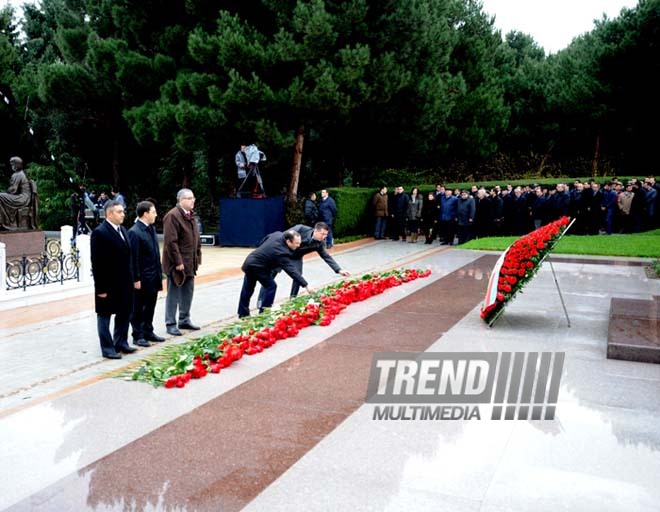 Azerbaijani public visits Alley of Honor on 9th anniversary of Heydar Aliyev’s demise. Baku, Azerbaijan, Dec.12, 2012 