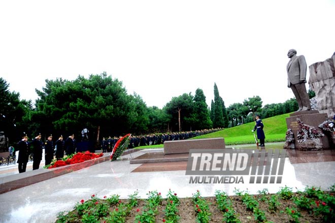 Azerbaijani public visits Alley of Honor on 9th anniversary of Heydar Aliyev’s demise. Baku, Azerbaijan, Dec.12, 2012 