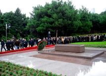 Azerbaijani public visits Alley of Honor on 9th anniversary of Heydar Aliyev’s demise. Baku, Azerbaijan, Dec.12, 2012 