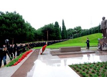 Azerbaijani public visits Alley of Honor on 9th anniversary of Heydar Aliyev’s demise. Baku, Azerbaijan, Dec.12, 2012 