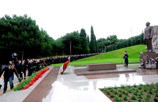 Azerbaijani public visits Alley of Honor on 9th anniversary of Heydar Aliyev’s demise. Baku, Azerbaijan, Dec.12, 2012 