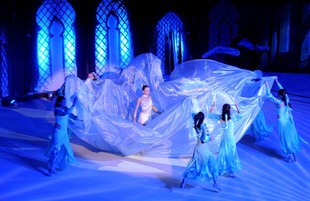 Новогоднее представление "Самая красивая сказка Шахерезады" в исполнении азербайджанских гимнасток. Баку, Азербайджан, 26 декабря 2012 г.