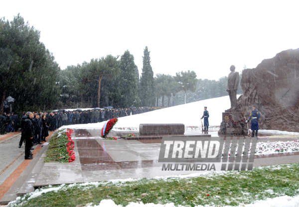 Azerbaijani public visits Alley of Honor on 10th anniversary of Heydar Aliyev’s demise. Baku, Azerbaijan, Dec.12, 2013