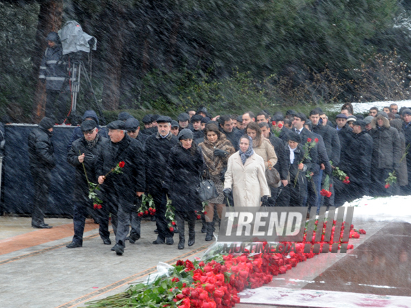 Azərbaycan ictimaiyyəti ümummilli lider Heydər Əliyevin vəfatının onuncu ildönümündə Fəxri xiyabanı ziyarət edir. Bakı, Azərbaycan, 12 dekabr 2013