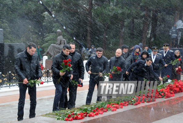 Azərbaycan ictimaiyyəti ümummilli lider Heydər Əliyevin vəfatının onuncu ildönümündə Fəxri xiyabanı ziyarət edir. Bakı, Azərbaycan, 12 dekabr 2013