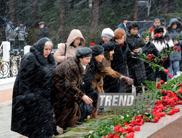 Azerbaijani public visits Alley of Honor on 10th anniversary of Heydar Aliyev’s demise. Baku, Azerbaijan, Dec.12, 2013