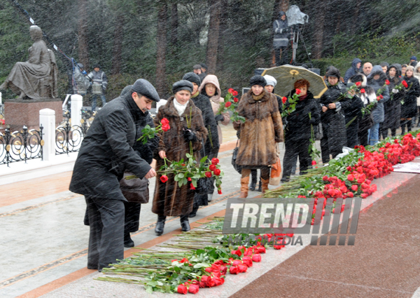 Azerbaijani public visits Alley of Honor on 10th anniversary of Heydar Aliyev’s demise. Baku, Azerbaijan, Dec.12, 2013
