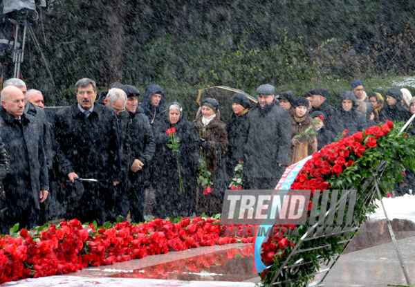 Azərbaycan ictimaiyyəti ümummilli lider Heydər Əliyevin vəfatının onuncu ildönümündə Fəxri xiyabanı ziyarət edir. Bakı, Azərbaycan, 12 dekabr 2013