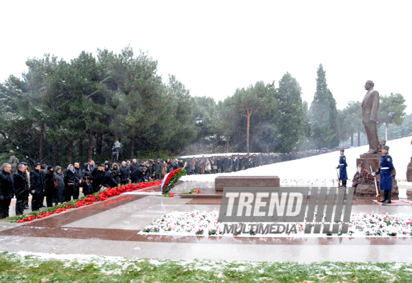 Azərbaycan ictimaiyyəti ümummilli lider Heydər Əliyevin vəfatının onuncu ildönümündə Fəxri xiyabanı ziyarət edir. Bakı, Azərbaycan, 12 dekabr 2013