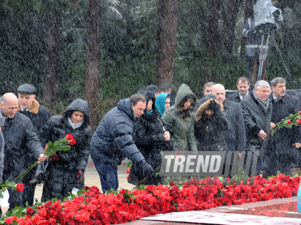 Azerbaijani public visits Alley of Honor on 10th anniversary of Heydar Aliyev’s demise. Baku, Azerbaijan, Dec.12, 2013