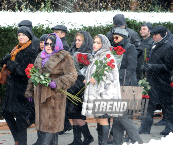 Azərbaycan ictimaiyyəti ümummilli lider Heydər Əliyevin vəfatının onuncu ildönümündə Fəxri xiyabanı ziyarət edir. Bakı, Azərbaycan, 12 dekabr 2013