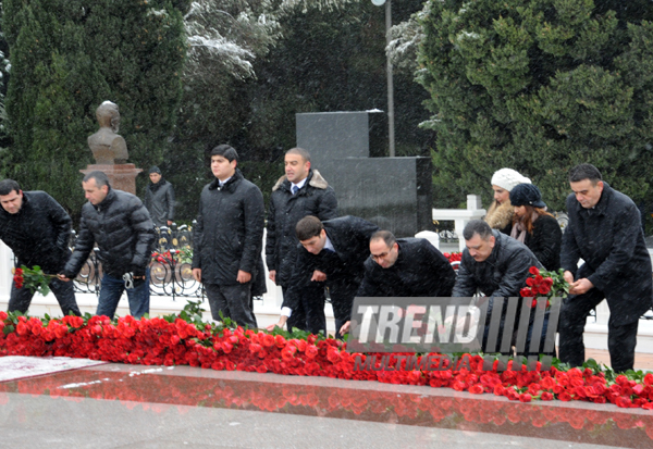 Azerbaijani public visits Alley of Honor on 10th anniversary of Heydar Aliyev’s demise. Baku, Azerbaijan, Dec.12, 2013