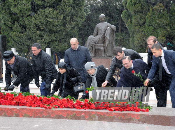 Azərbaycan ictimaiyyəti ümummilli lider Heydər Əliyevin vəfatının onuncu ildönümündə Fəxri xiyabanı ziyarət edir. Bakı, Azərbaycan, 12 dekabr 2013