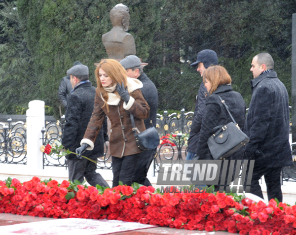 Azərbaycan ictimaiyyəti ümummilli lider Heydər Əliyevin vəfatının onuncu ildönümündə Fəxri xiyabanı ziyarət edir. Bakı, Azərbaycan, 12 dekabr 2013