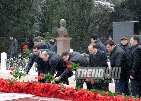 Azerbaijani public visits Alley of Honor on 10th anniversary of Heydar Aliyev’s demise. Baku, Azerbaijan, Dec.12, 2013