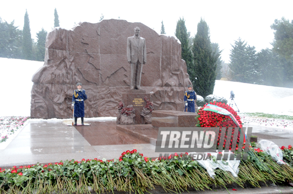 Azerbaijani public visits Alley of Honor on 10th anniversary of Heydar Aliyev’s demise. Baku, Azerbaijan, Dec.12, 2013