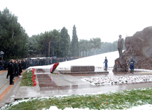 Azerbaijani public visits Alley of Honor on 10th anniversary of Heydar Aliyev’s demise. Baku, Azerbaijan, Dec.12, 2013