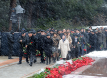 Azerbaijani public visits Alley of Honor on 10th anniversary of Heydar Aliyev’s demise. Baku, Azerbaijan, Dec.12, 2013