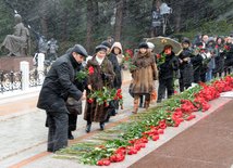 Azerbaijani public visits Alley of Honor on 10th anniversary of Heydar Aliyev’s demise. Baku, Azerbaijan, Dec.12, 2013