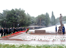 Azerbaijani public visits Alley of Honor on 10th anniversary of Heydar Aliyev’s demise. Baku, Azerbaijan, Dec.12, 2013