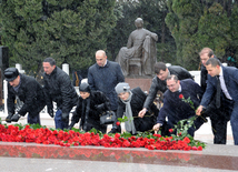 Azerbaijani public visits Alley of Honor on 10th anniversary of Heydar Aliyev’s demise. Baku, Azerbaijan, Dec.12, 2013