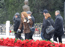 Azerbaijani public visits Alley of Honor on 10th anniversary of Heydar Aliyev’s demise. Baku, Azerbaijan, Dec.12, 2013