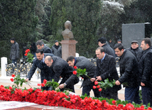 Azerbaijani public visits Alley of Honor on 10th anniversary of Heydar Aliyev’s demise. Baku, Azerbaijan, Dec.12, 2013