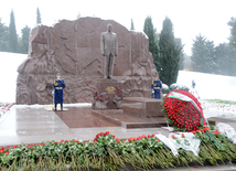Azerbaijani public visits Alley of Honor on 10th anniversary of Heydar Aliyev’s demise. Baku, Azerbaijan, Dec.12, 2013