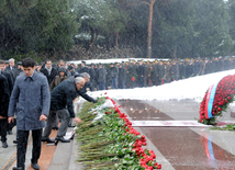 Azerbaijani public visits Alley of Honor on 10th anniversary of Heydar Aliyev’s demise. Baku, Azerbaijan, Dec.12, 2013