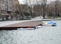 Parkın 6 hektarlıq ərazisinin yarısında göl yaradılmışdır. Bakı, Azərbaycan, 13 dekabr 2013