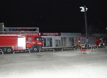 К тушению возгорания было привлечено десять пожарных расчётов МЧС. Баку, Азербайджан, 24 декабря 2013 г. 