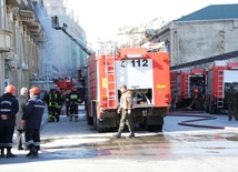 На место происшествия прибыли пожарные бригады. Баку, Азербайджан, 12 марта 2014 г.