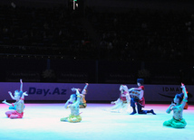 İdmançılar çıxışlarını başa vurduqdan sonra eniyetmə gimnastlarının iştirakı ilə qala-konsert keçirilib. Bakı, Azərbaycan, 19 aprel 2014