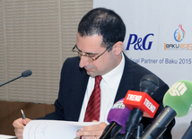 "Procter&Gamble" şirkətinin direktoru Tayqun Günay əməkdaşlıq müqaviləsi imzalayarkən. Bakı, Azərbaycan, 21 may 2014