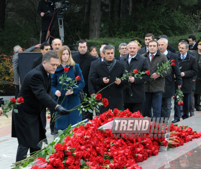 Azerbaijani public visits Alley of Honor on 11th anniversary of Heydar Aliyev’s death. Baku, Azerbaijan, Dec.12, 2014