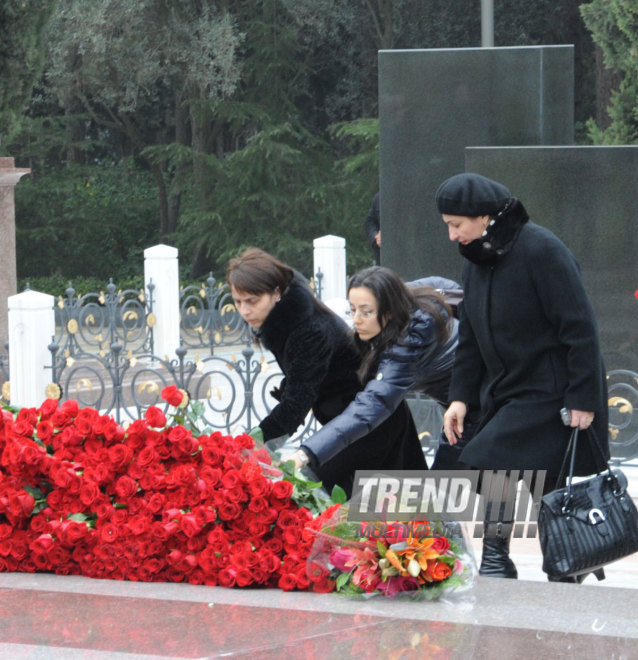 Azerbaijani public visits Alley of Honor on 11th anniversary of Heydar Aliyev’s death. Baku, Azerbaijan, Dec.12, 2014